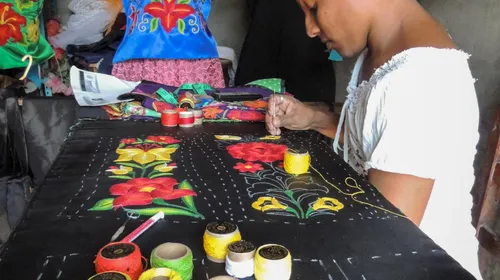 Pedro, Frida y su jardín de flores