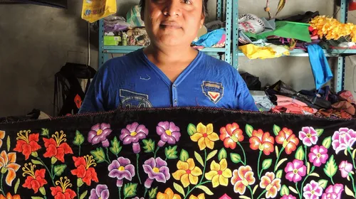 Pedro, Frida y su jardín de flores