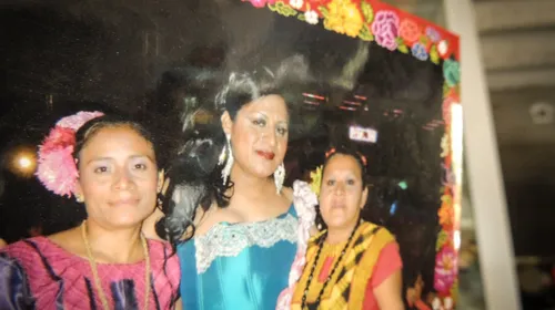 Pedro, Frida y su jardín de flores