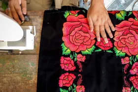 Pedro, Frida y su jardín de flores