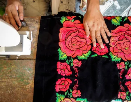 Pedro, Frida y su jardín de flores